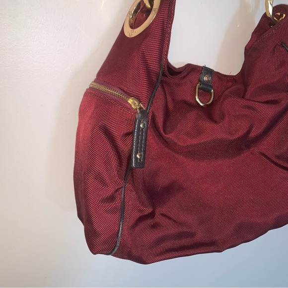 Elegant Red Hobo Bag with Gold Details - Picture 5 of 15